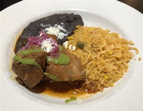  Cochinita Pibil: 돼지고기의 섬세한 향신료 조화와 느긋하게 녹아내리는 질감의 만남!